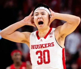 开云-库里在日本队比赛中败北，战术调整引发热议！的简单介绍