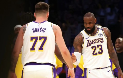 开云-美国队带队取胜！，浓眉哥重要时刻重要助攻再创辉煌时刻(胖猫图片梦奇恶搞浓眉大眼)